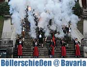Anlässlich der Siegerehrung des Oktoberfest-Landesschießens schiessen die Böllerschützen am 07.10.2012 großen Salut auf den Stufen zur Bavaria (©Foto: Ingrid Grossmann)